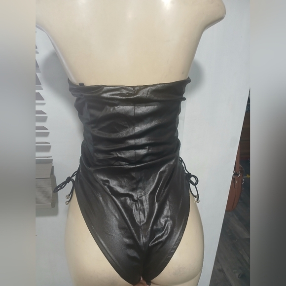 Elegant Black Satin Bustier - Picture 6 of 9